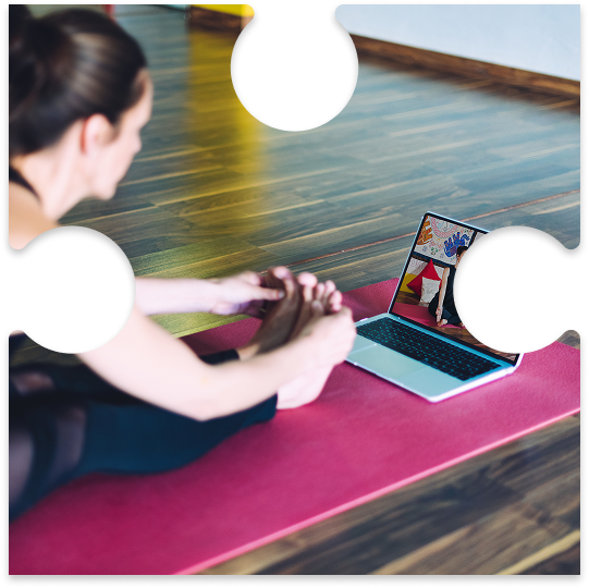 Activités digitales à distance à Angers avec une participante suivant une séance interactive en ligne sur ordinateur portable