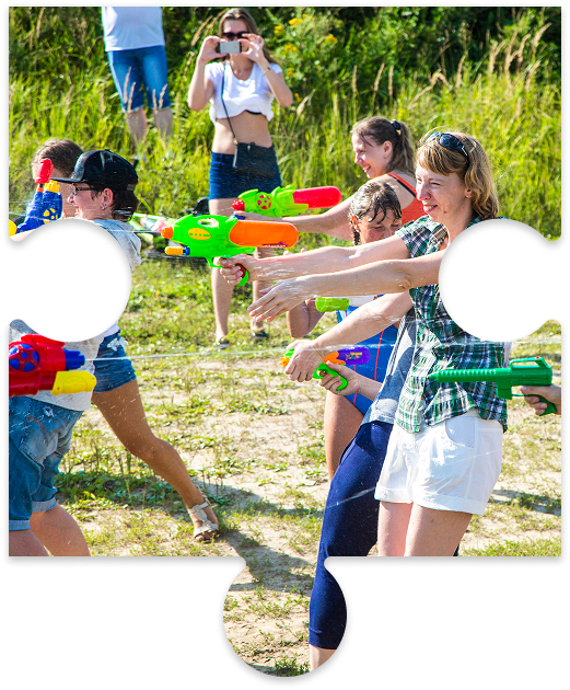 Activités de divertissement à Angers avec une équipe participant à une animation ludique en plein air lors d’un team building