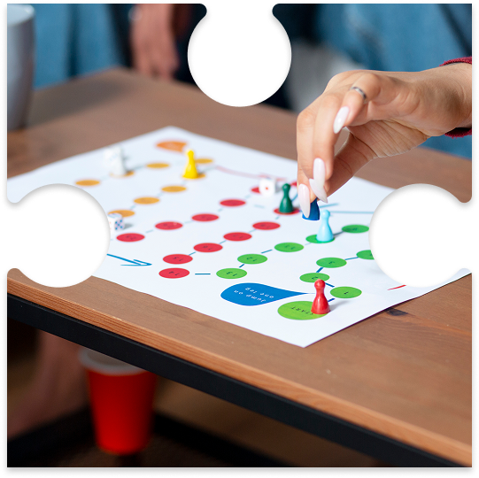 Jeux de réflexion et stratégie à Angers avec une participante déplaçant des pions sur un jeu de plateau lors d’un team building